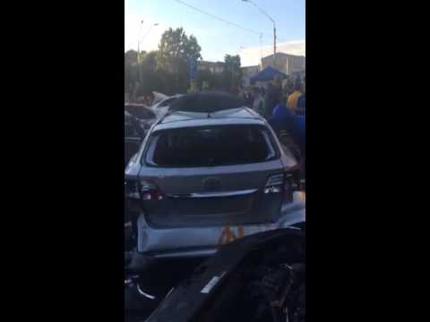 Посольство РФ в Киеве. Разбитые машины