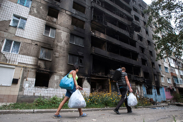 В Донецке целый день гремят взрывы и слышны выстрелы