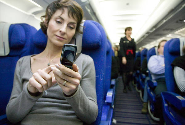 Европейцы будут пользоваться телефоном в самолетах