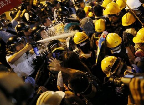 В Гонконге протестующих демонстрантов разгоняют газом — СМИ