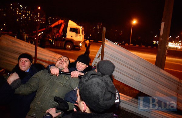 В Киеве протестующие подрались с милицией