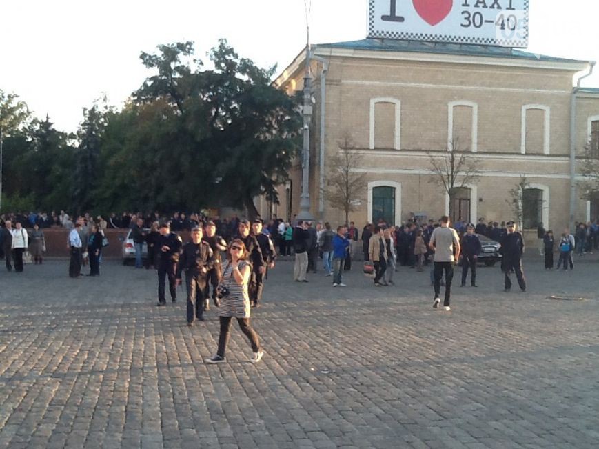 В Харькове произошли столкновения с коммунистами: в ход пошли яйца, дымовые шашки, дубинки и зеленка