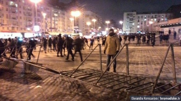 Около ста человек в балаклавах пытались сорвать концерт Ани Лорак в Киеве