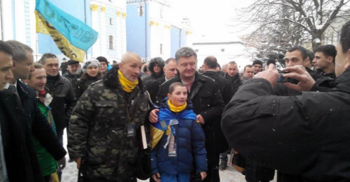 Порошенко крикнул: «Слава Украине!», народ ответил: «Спасайте страну!»