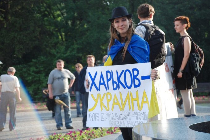 В центре Харькова в честь годовщины Майдана растянули 100-метровый флаг Украины