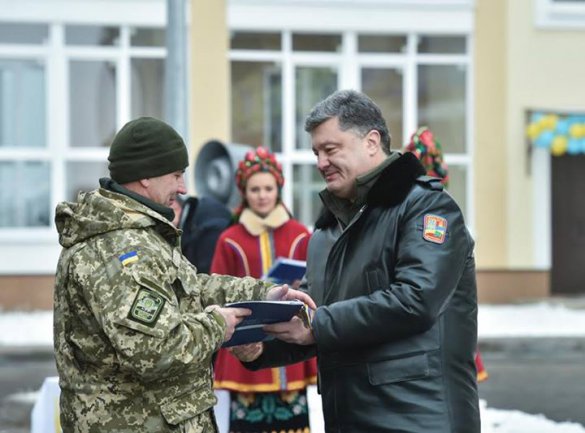 Накануне дня ВСУ Порошенко вручил военнослужащим ключи от квартир и госнаграды