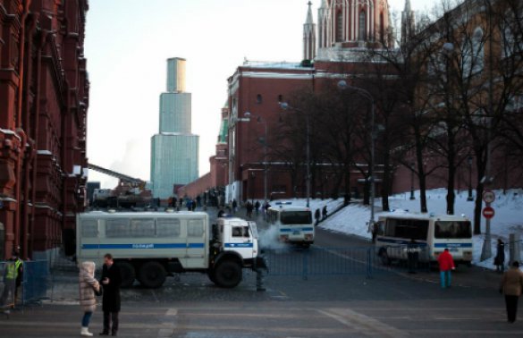 На Манежную площадь в Москве стягивается полиция, чтобы контролировать акцию в поддержку Навального