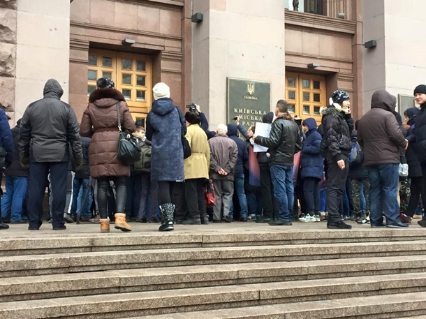 Под стенами КГГА возмущенные киевляне требуют встречи с Кличко — Фото