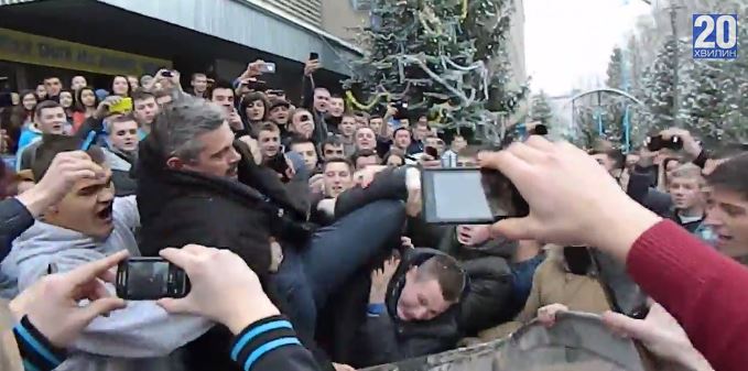 В Тернополе ученики ПТУ бросили директора в мусорный бак – Видео