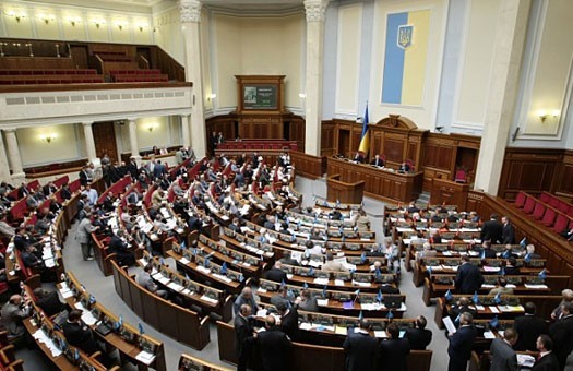 Трибуну Рады из-за неперсонального голосования блокировали депутаты от БПП: Залищук, Найем и Лещенко