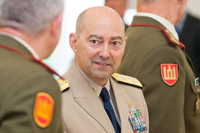 Экс-глава сил НАТО в Европе: Я не думаю, что мы должны ограничивать себя нелетальной помощью Украине