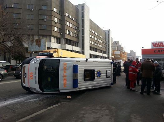 В Киеве Toyota Camry протаранила «скорую помощь» — фото