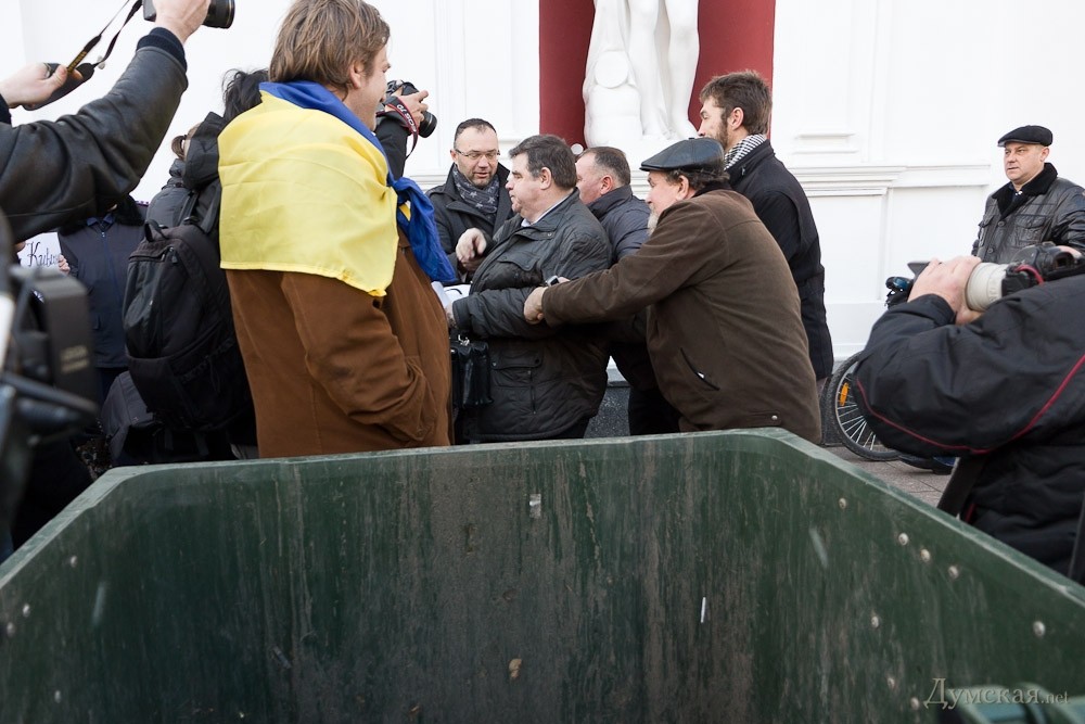 Митингующие в Одессе чуть не засунули в мусорный бак депутатов — фото - 1 - изображение