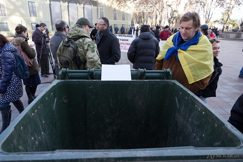 Митингующие в Одессе чуть не засунули в мусорный бак депутатов — фото
