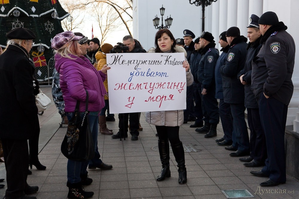 Митингующие в Одессе чуть не засунули в мусорный бак депутатов — фото - 4 - изображение