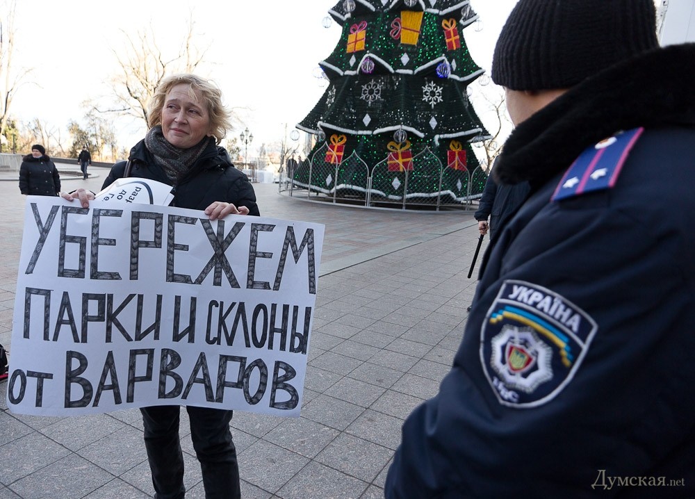 Митингующие в Одессе чуть не засунули в мусорный бак депутатов — фото - 6 - изображение