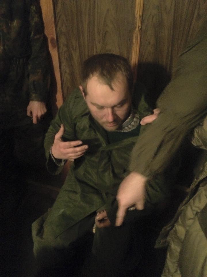 Остаться в живых: Советник президента показал пленного сепаратиста, выжившего в перестрелке