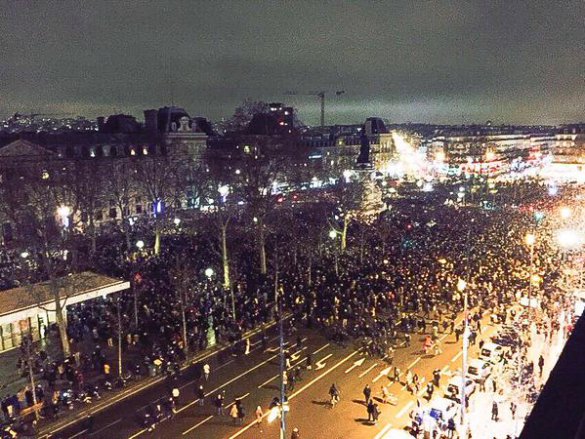 В Париже началась акция в память об убитых в сегодняшнем теракте
