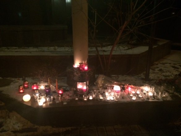 Возле французского посольства в Киеве почтили память жертв теракта в Париже