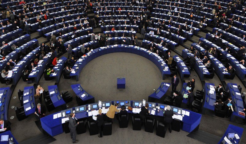 Европарламент считает, что ЕС должен помочь Украине вооружением