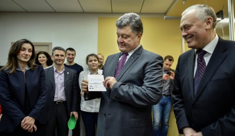 Петр Порошенко сегодня получил биометрический паспорт