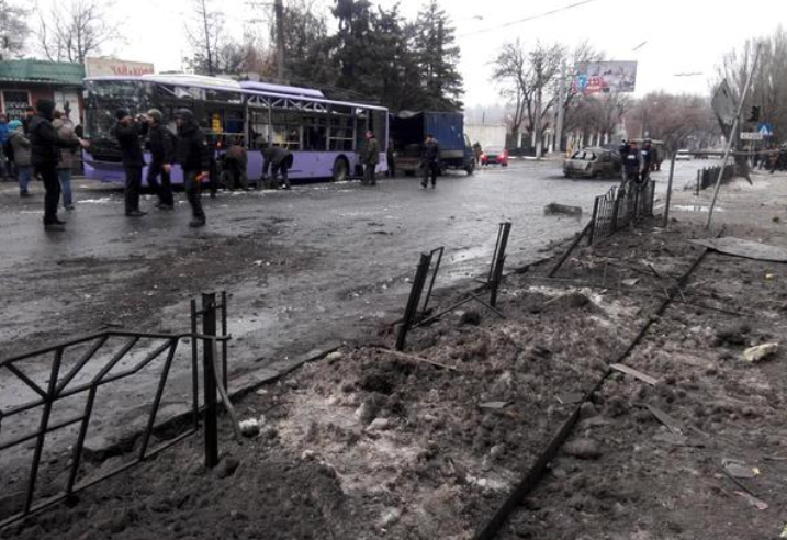 Снаряд попал в трамвайную остановку в Донецке, около 10 погибших