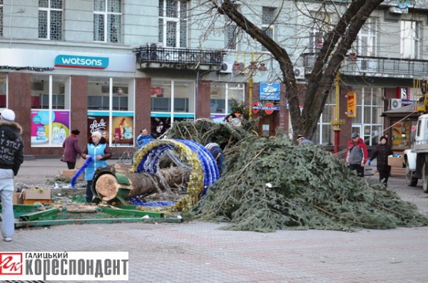В Ивано-Франковске ночью упала главная елка — Фото