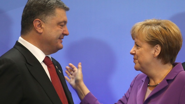 Порошенко рассказал Меркель о боевиках, мешающих доставке украинской гуманитарной помощи на Донбасс