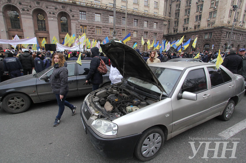 Протестующие в Киеве требовали отставки Кличко и перекрывали Крещатик