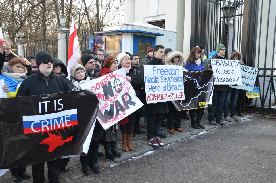 «Не стреляй!»: Варшавский Евромайдан митинговал у российского посольства