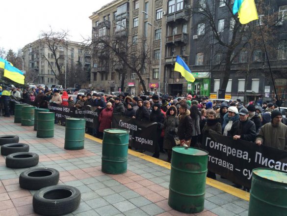 Участники «финансового Майдана» свезли под НБУ шины и железные бочки
