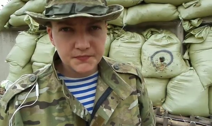 Меж двух огней: опубликовано видео времён Майдана с женщиной, похожей на Надежду Савченко