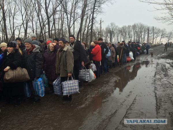СМИ: Через гуманитарный коридор эвакуируют гражданских и раненых из-под Дебальцево
