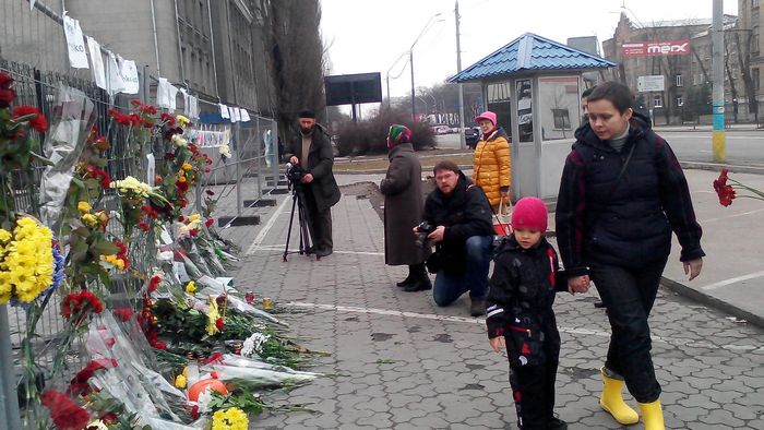Киевляне несут цветы к посольству РФ в знак почтения памяти Немцова