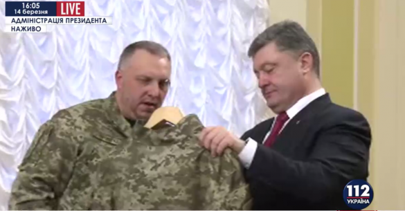 Президенту презентовали новую военную форму украинского производства