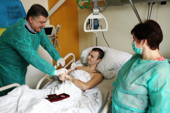 В Дрездене Порошенко посетил раненого в АТО украинского бойца