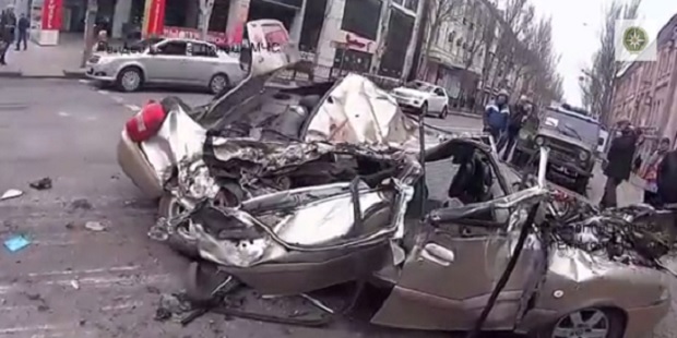 Видео: Последствия ДТП в Донецке с участием танка и легкового авто