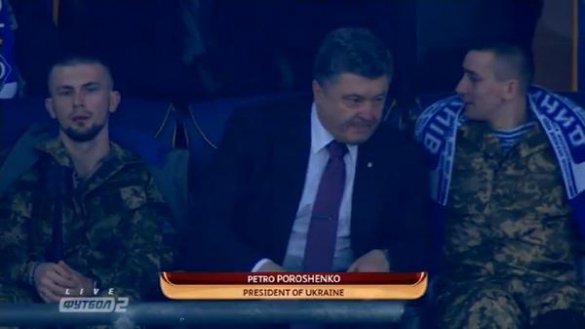 Порошенко посмотрел матч «Динамо» (Киев) и «Эвертон» (Ливерпуль) с бойцами АТО