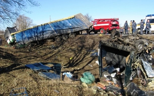 Яценюк: Украине нужна концепция строительства дорог. Аварий, подобных сегодняшней, быть не должно