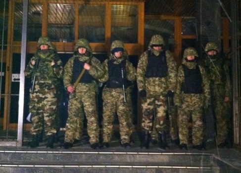 МВД: Милиция ведет переговоры с вооруженными людьми под Укрнафтой