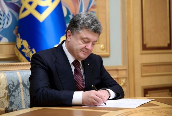 Порошенко подписал закон об обеспечении огнестрельным оружием украинских миротворцев