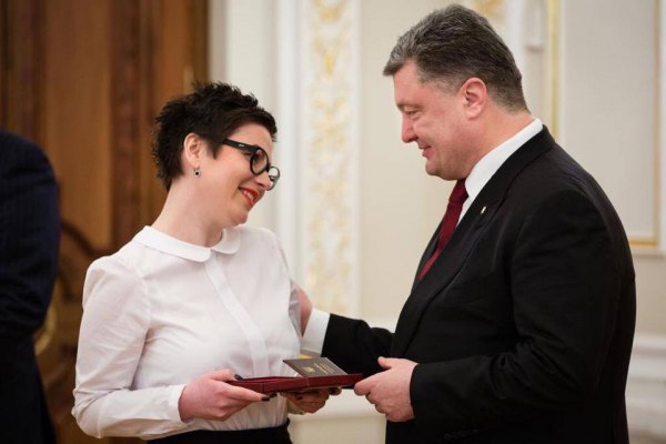 Порошенко наградил орденом авторшу песни о Януковиче