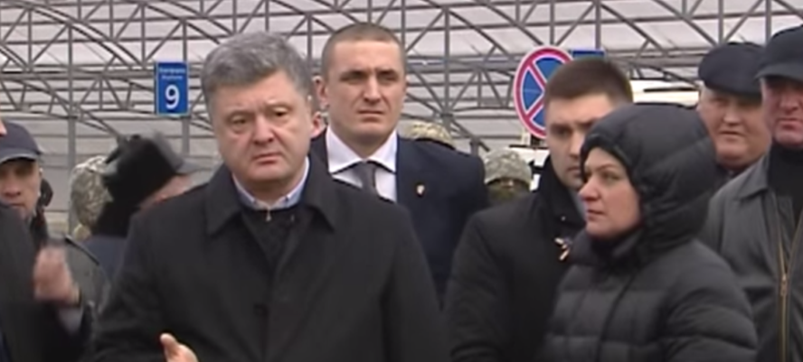 Опубликовано видео перепалки Порошенко с работниками аэропорта Борисполь