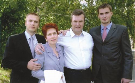 Александр Янукович: В Крыму живет наша мать, поэтому брата похоронили там