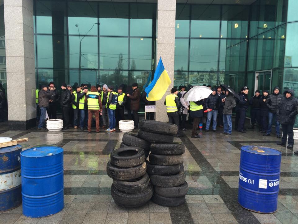 Активисты «Автомайдана» пришли с шинами под здание Мининфрастуктуры