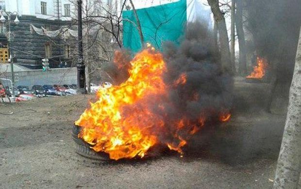 Под Кабмином снова горели шины, правоохранители «погасили» митинг
