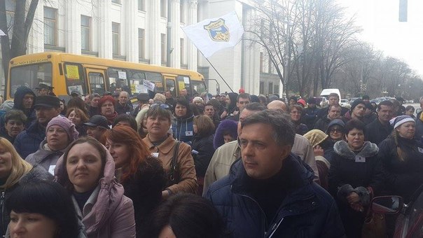 Активисты «Кредитного Майдана» частично перекрыли дорогу возле ВР