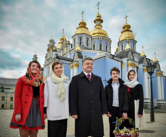 Поздравление Порошенко: Война закончится, на нашей стороне справедливость и Бог