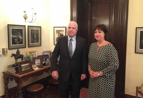 Яресько попросила Маккейна помочь с поставкой вооружений в Украину