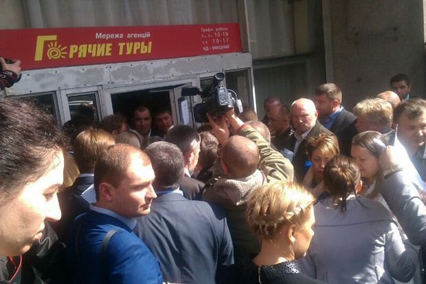 На съезд депутатов в Киеве не пускают киевскую делегацию – фото, видео